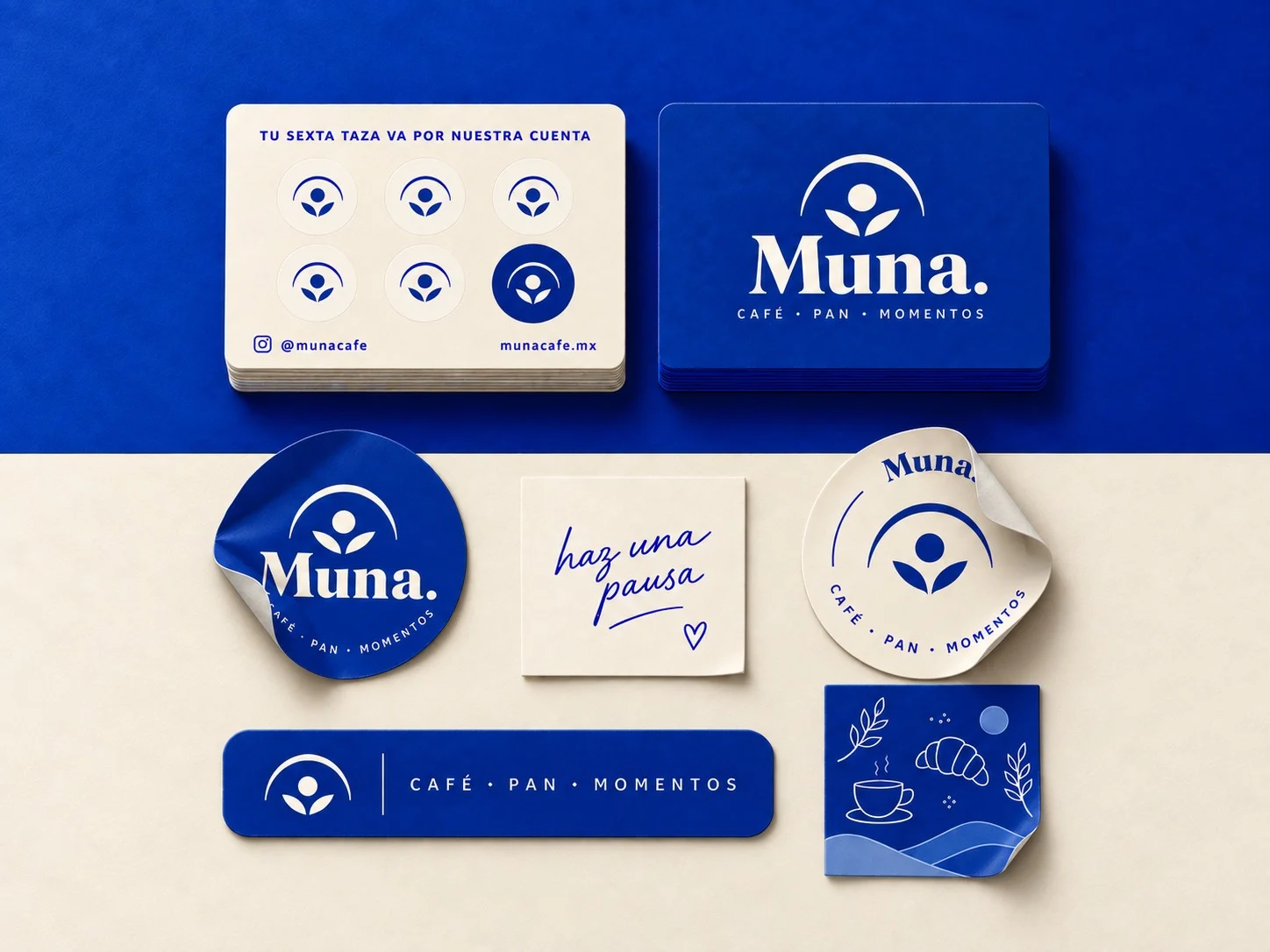 Tarjetas de lealtad, stickers y papelería de Muna Café en azul y crema